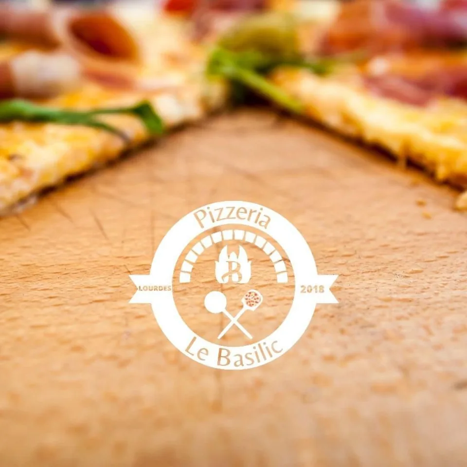 Logo de la pizzeria Le Basilic sur une pizza